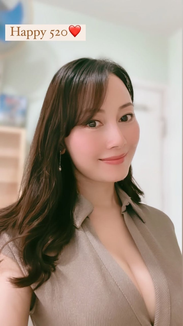 袁嘉敏日前穿上性感战衣到访私人高级会所。
